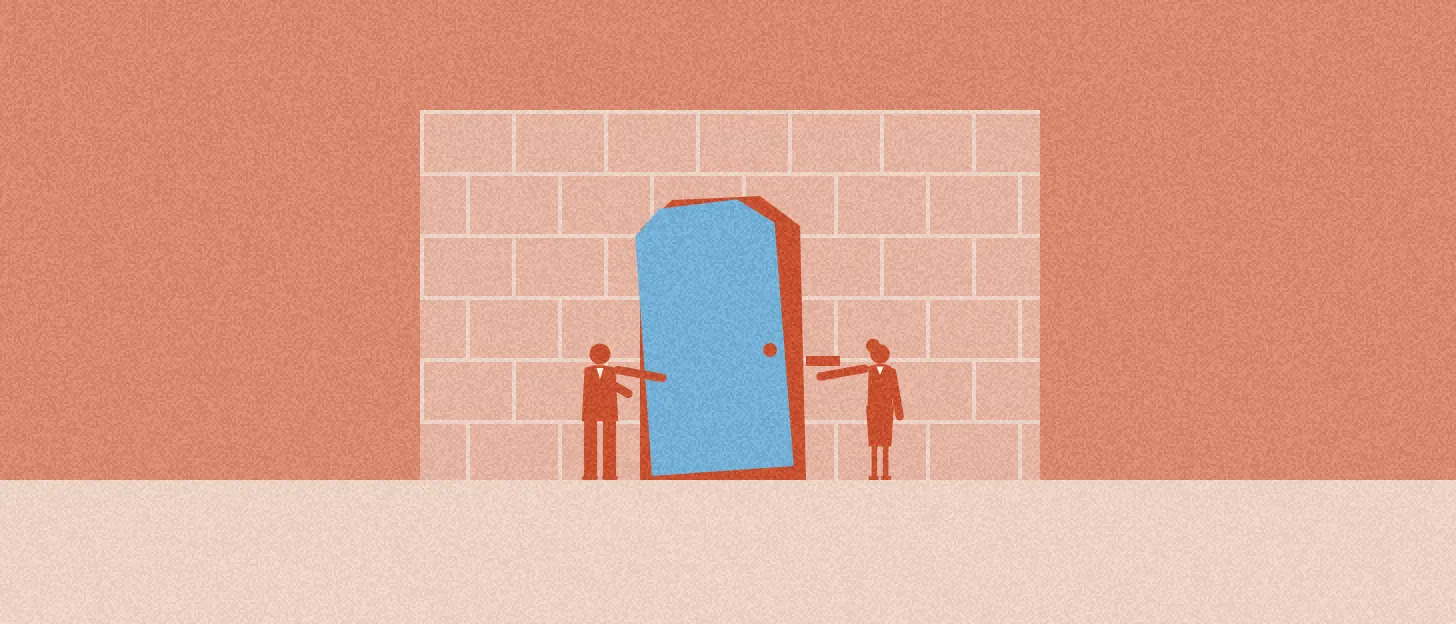 Illustration : deux personnes ajustent une porte faite sur mesure dans l'ouverture irrégulière d'un grand mur