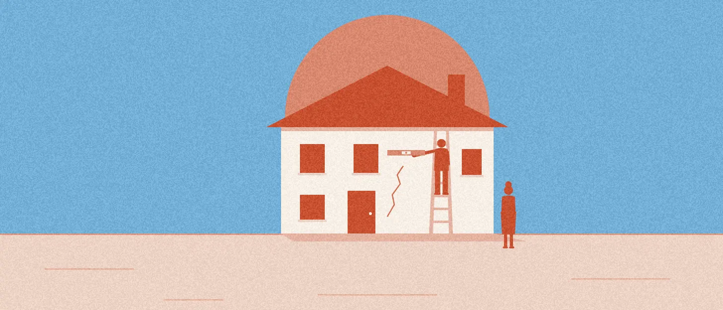 Sur une échelle, une silhouette pose un niveau sur la façade fissurée d'une maison ; une collègue regarde