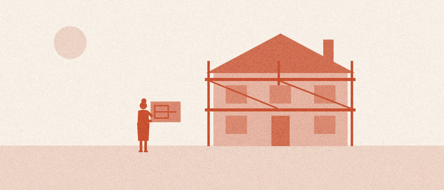 Une architecte tient un plan déplié face à une maison habitée prise dans un échafaudage
