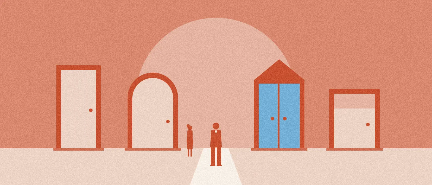 Un visiteur et une silhouette devant quatre portes isolées dans un champ, une seule porte bleue