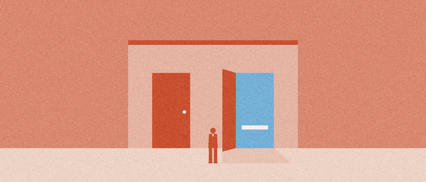 Deux portes côte à côte dans un mur, une seule ouverte sur un ciel bleu, une silhouette hésite devant