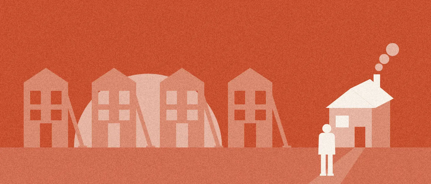 Quatre façades de décor identiques, étayées, aux fenêtres vides ; une vraie maison éclairée, une silhouette y va