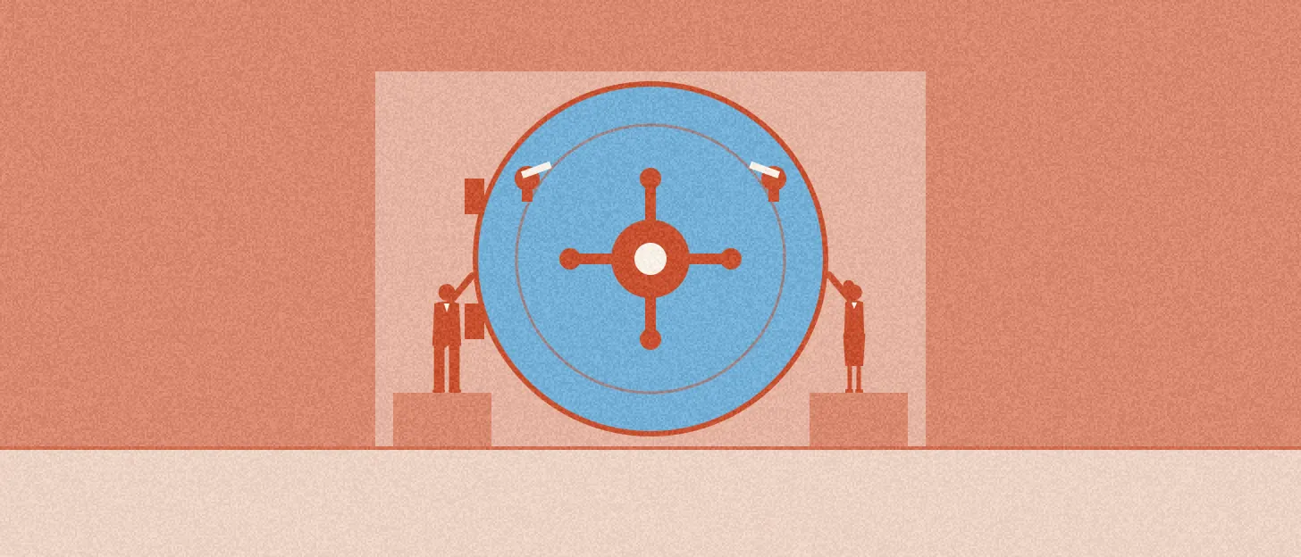 Une grande porte de coffre ronde à deux serrures éloignées, deux personnes tournent chacune leur clé