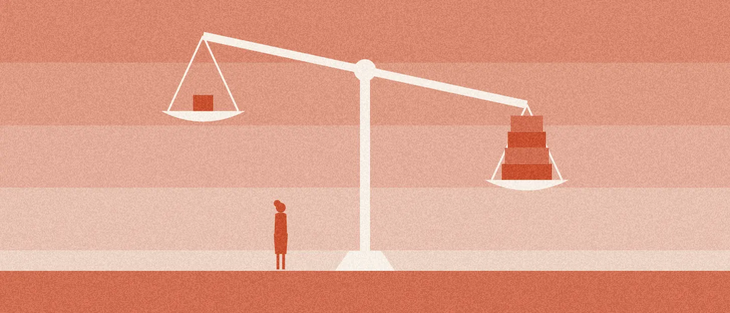 Une immense balance : le plateau chargé d'une pile de cartons descend, une femme regarde