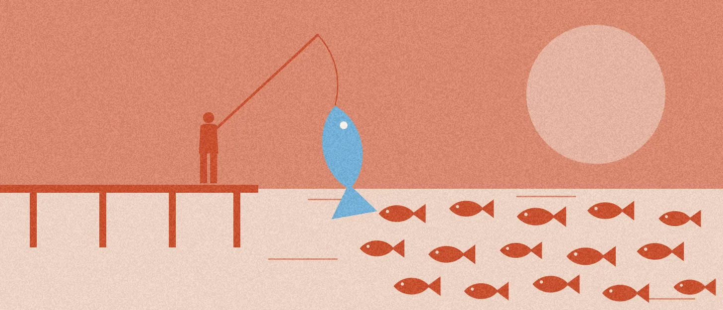 Depuis un ponton, une silhouette pêche un poisson bleu parmi un banc de poissons identiques.
